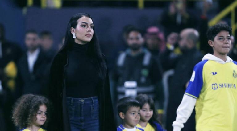 Esto cuesta la lujosa prenda que lució Eva, la hija de Cristiano Ronaldo,  en Qatar – El Financiero
