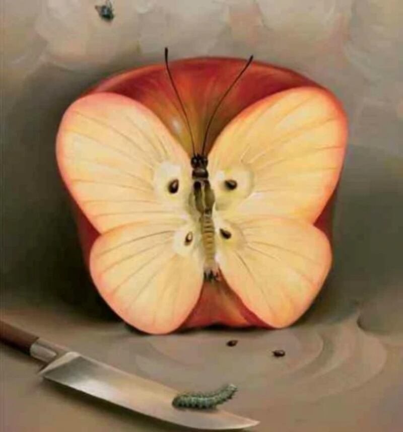 Cuadro donde se puede ver una manzana partida sobre la mesa partida por la mitad cuya forma asemeja a una mariposa. A su lado, un cuchillo y sobre el cuchillo, una oruga. Detrás de la manzana hay una mosca.
