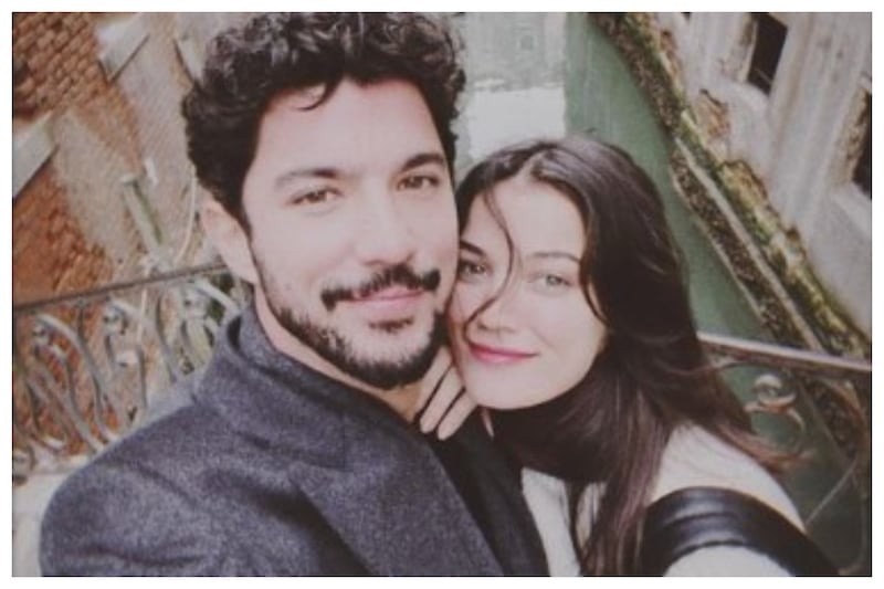 La protagonista de Yargi y su novio, el actor Kaan Yildirim.