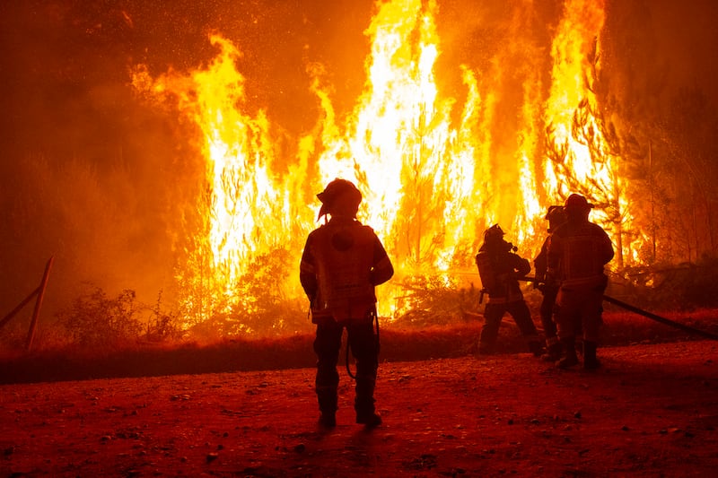 Bomberos apagando el fuego.