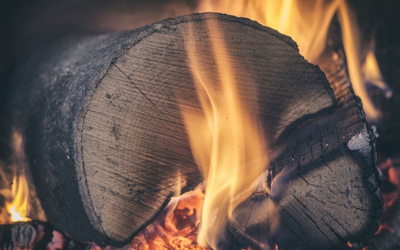 Leña quemándose en un fuego. Primer plano de unos leños que están comenzando a arder.