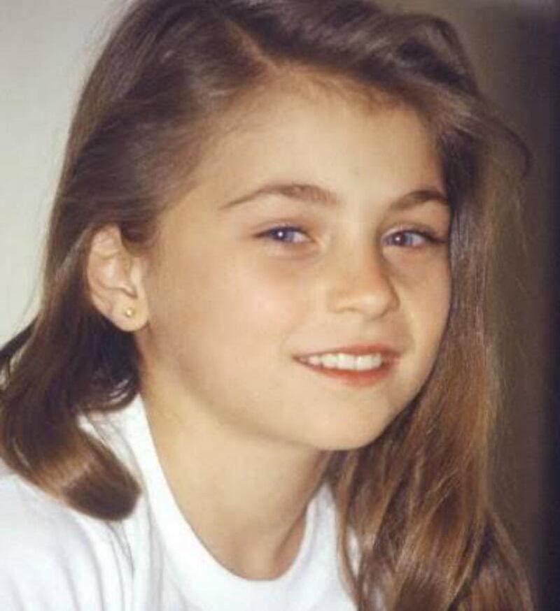 Retrato en primer plano de Ludwika Paleta en la que aparece sonriendo con una remera blanca