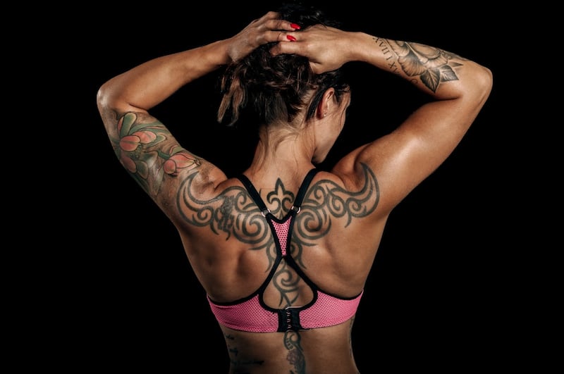 Espalda de mujer cuyos músculos están muy trabajados.