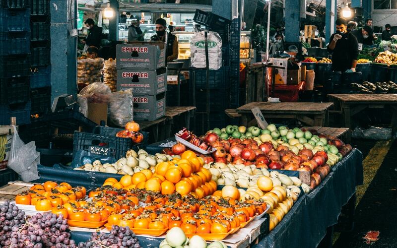 Cajas con frutas y verduras a granel en un mercado.