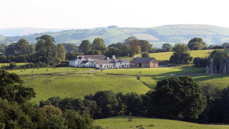 La casa de campo de Llwynywermod en Gales.